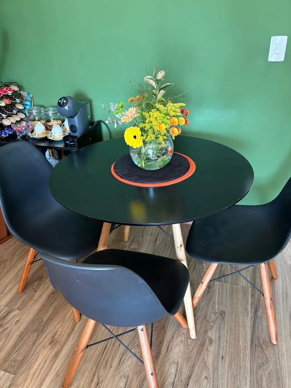 Mesa Redonda Eames com 3 Cadeiras 