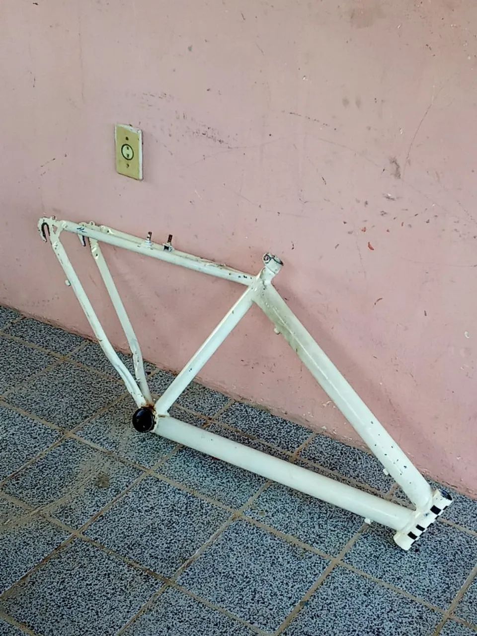 Vendo 2 quadros de bicicleta ambos em bom estado,, pintura um pouco desgastada.