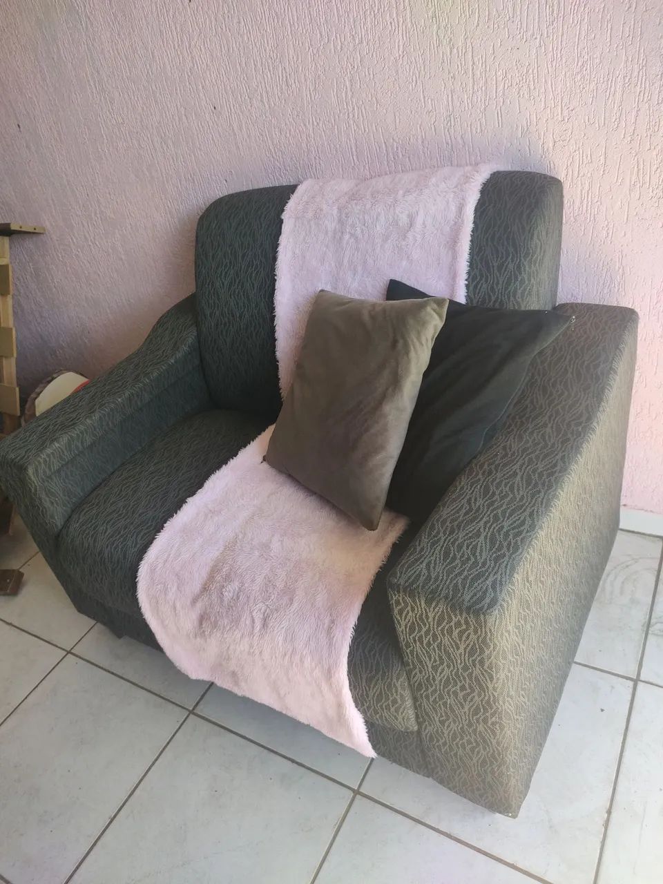 Vendo sofá muito conservado sem nenhum rasgo - Foto 3