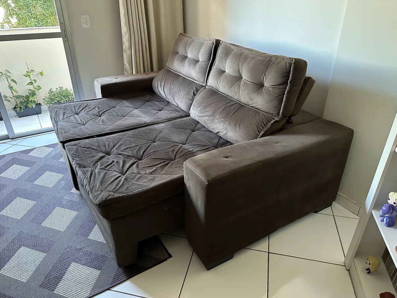 Sofá Austin 2,22m Retrátil, Reclinável com Molas no Assento e Almofadas, Tecido Suede Café