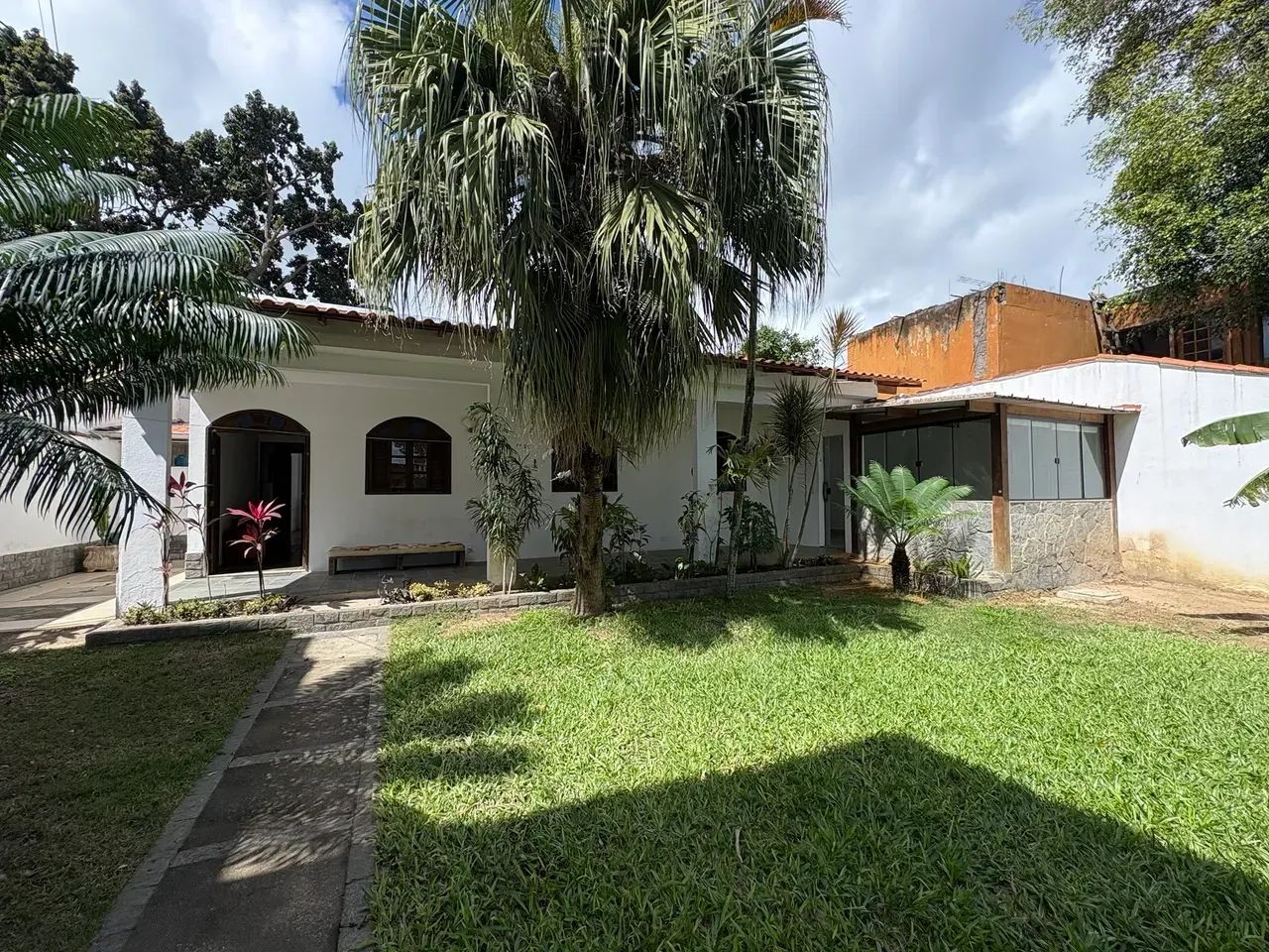 Bela casa com jardim a venda na rasa