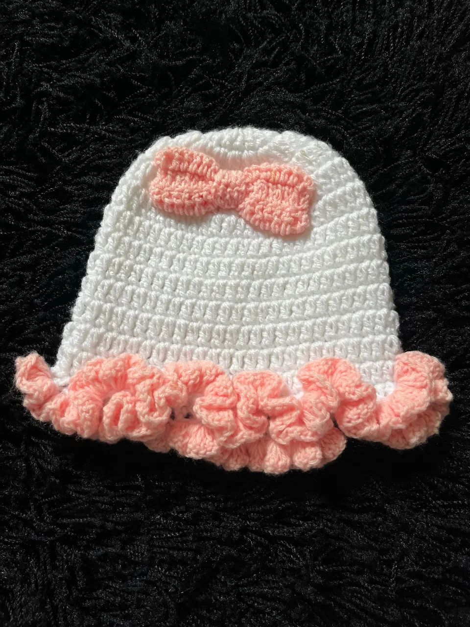 Gorro Branco com Babado Rosa e Laço em Crochê Lã Touca Infantil