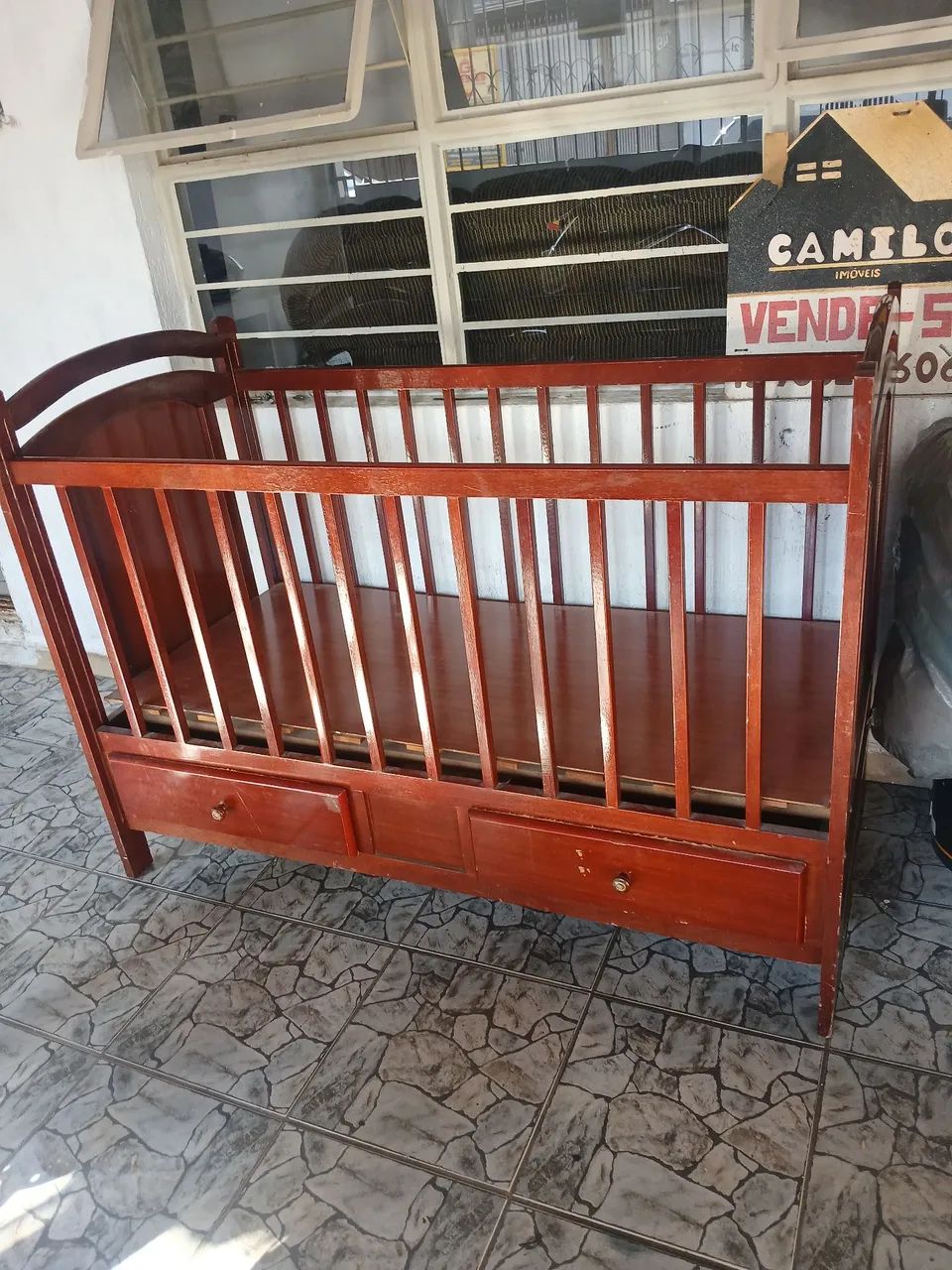 Vende-se berço em bom estado entrego com taxa  - Foto 3