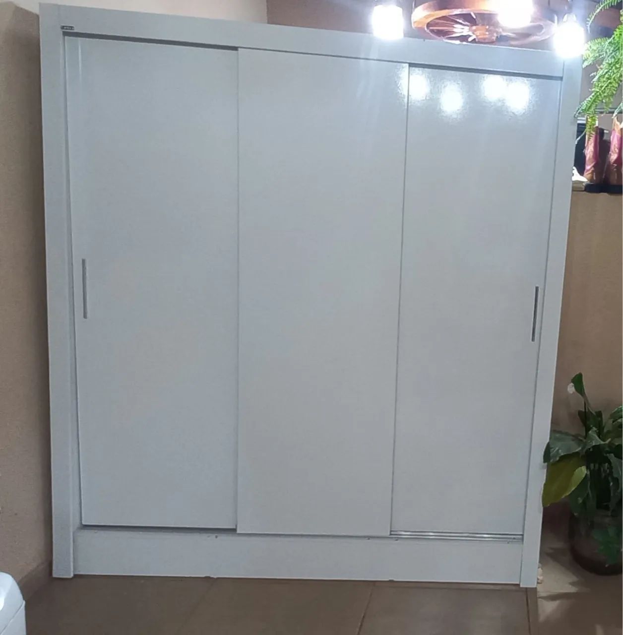 Guarda roupa solteiro branco porta de correr - Foto 3