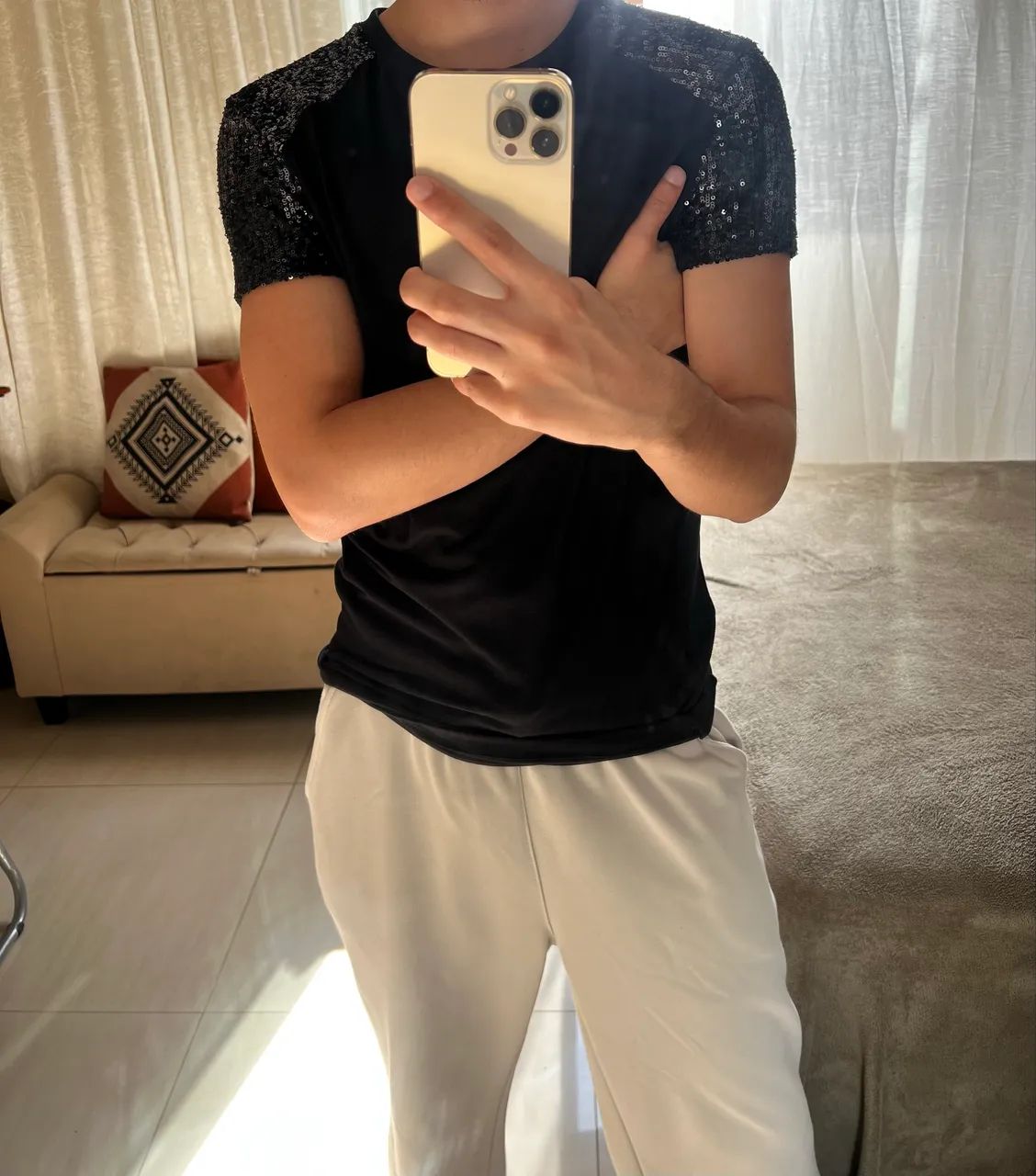 Camiseta preta com paetê nas mangas  - Foto 2