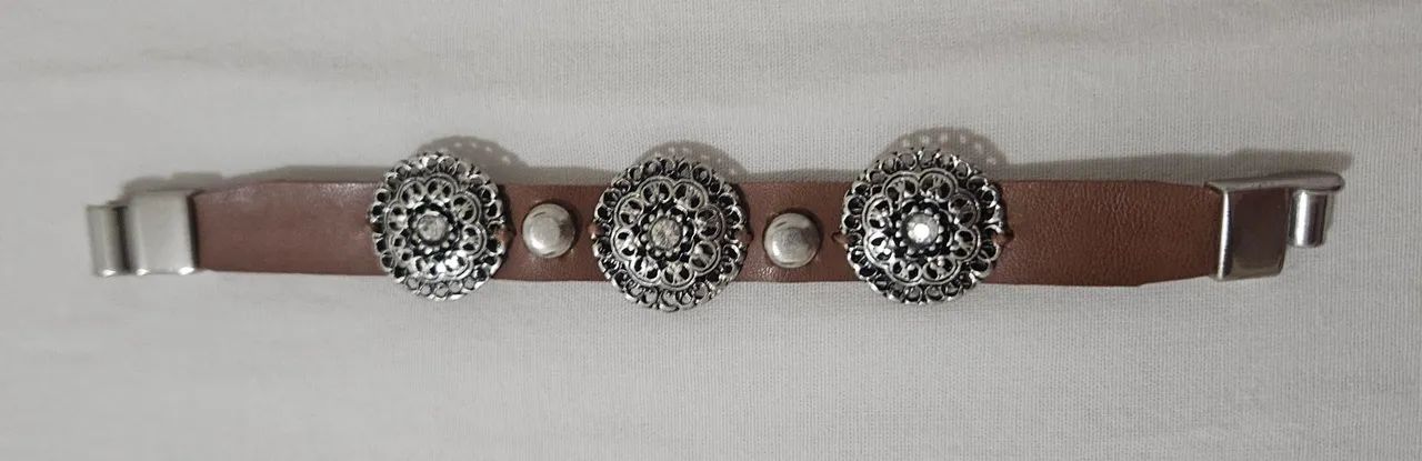 Pulseira com medalhas e fecho de ímã 