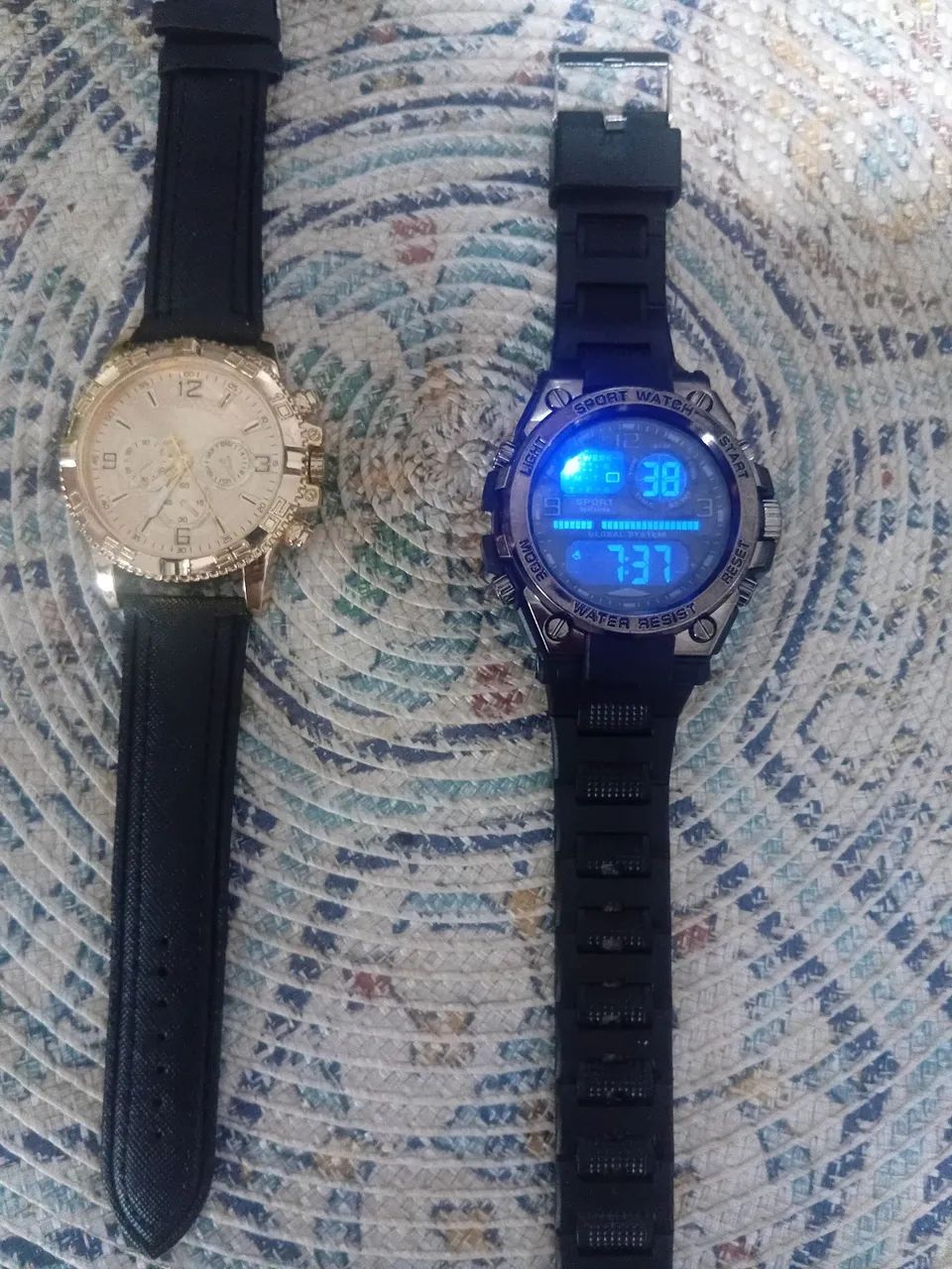 Dois relógios digital e analógico novos