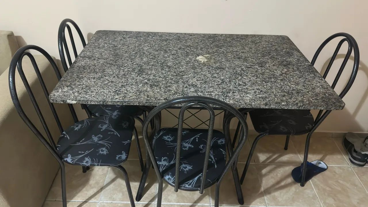 Mesa com 4 cadeiras 
