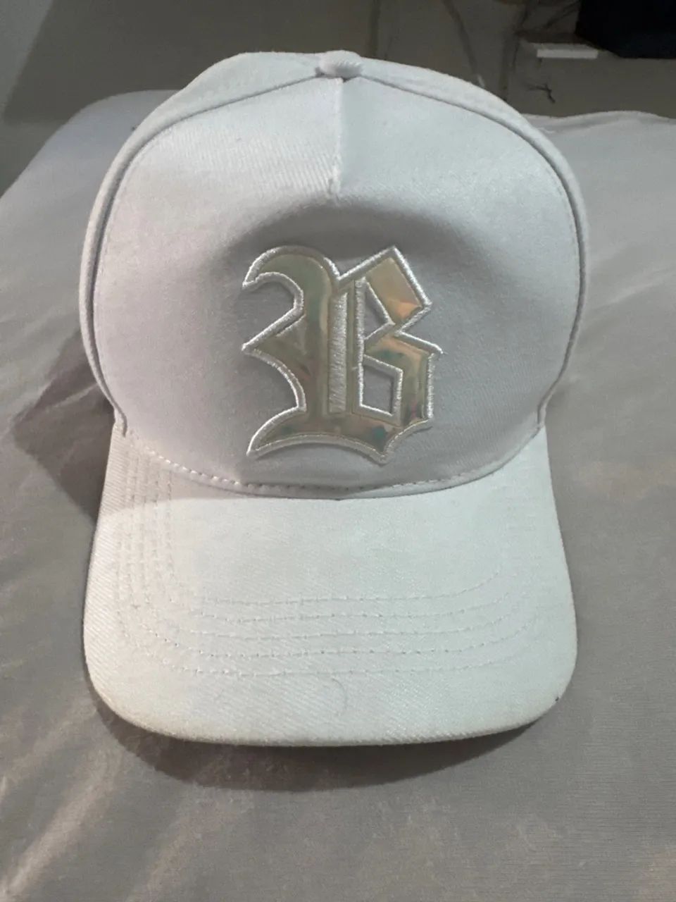 Boné Snapback Branco Logo prata 