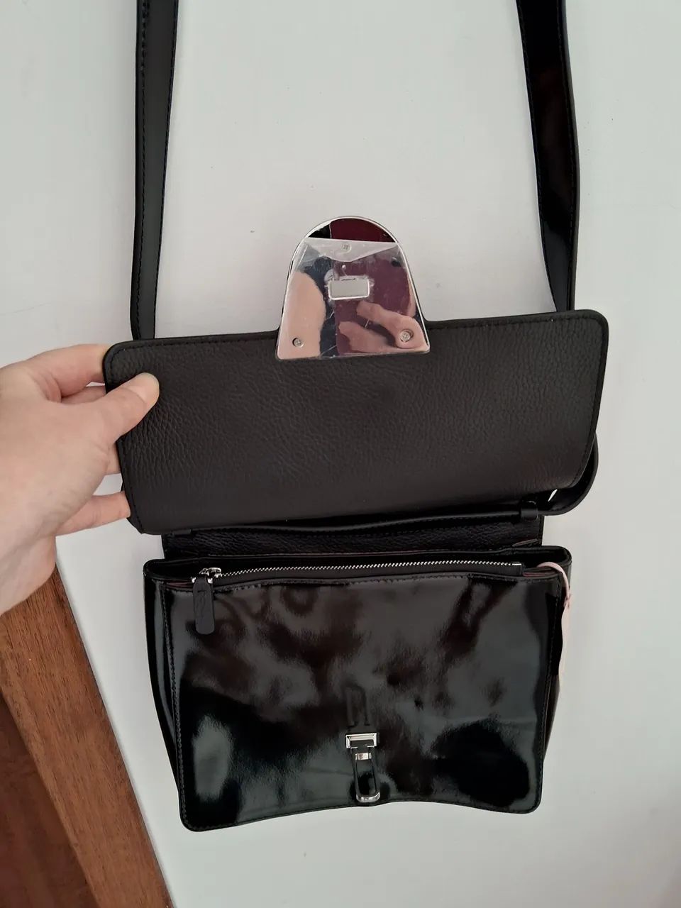 Bolsa preta brilhosa NOVA marca COCCINELLE  - Foto 5