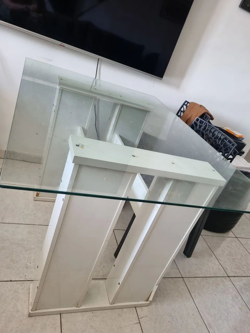 Mesa de jantar, com vidro incolor com a base branca - Foto 4