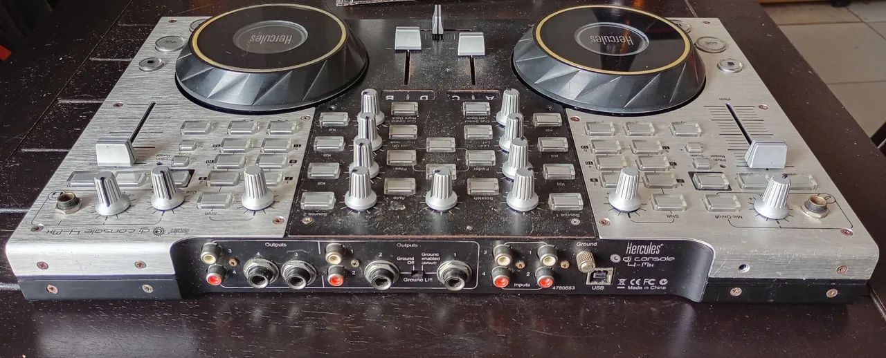 Controladora Hercules DJ Console 4 MX Com Defeito Pára Retirar Peças - Foto 3