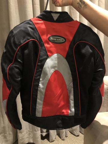 Jaqueta para moto feminina e capacete