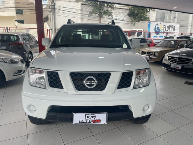 NISSAN FRONTIER XE CD 4X4 2.5 TB DIESEL 2013 BRANCA.