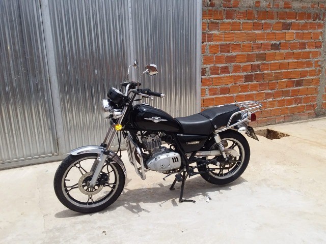 MOTO SUZUKI