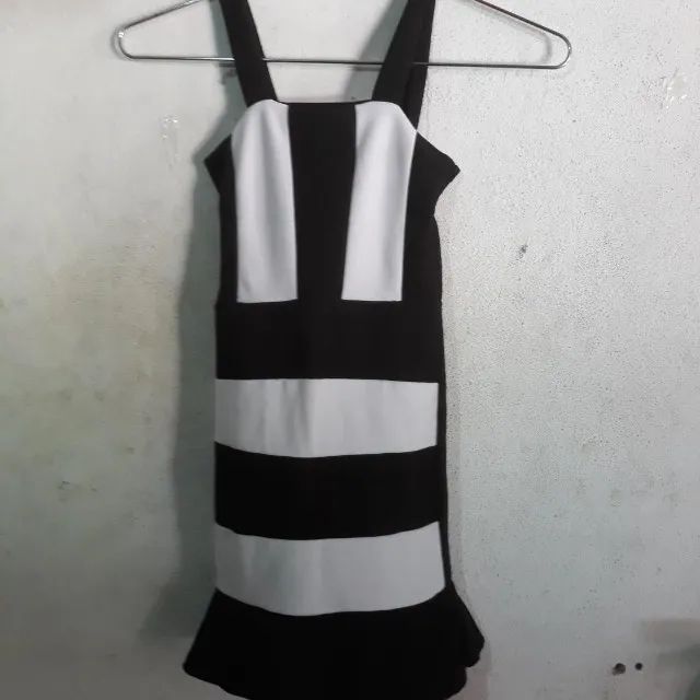 Vestido colado preto e hot sale branco