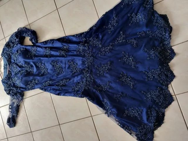 Vestido em tule bordado azul ?