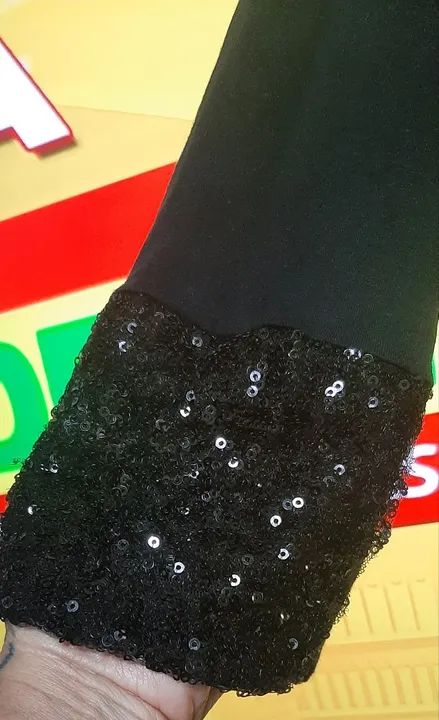 Blusa preta com detalhes em paetês - Foto 2