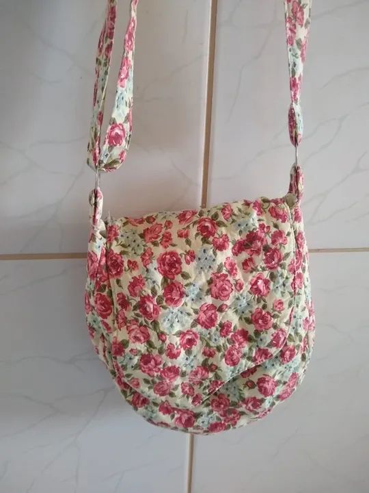 Bolsa floral de tecido.