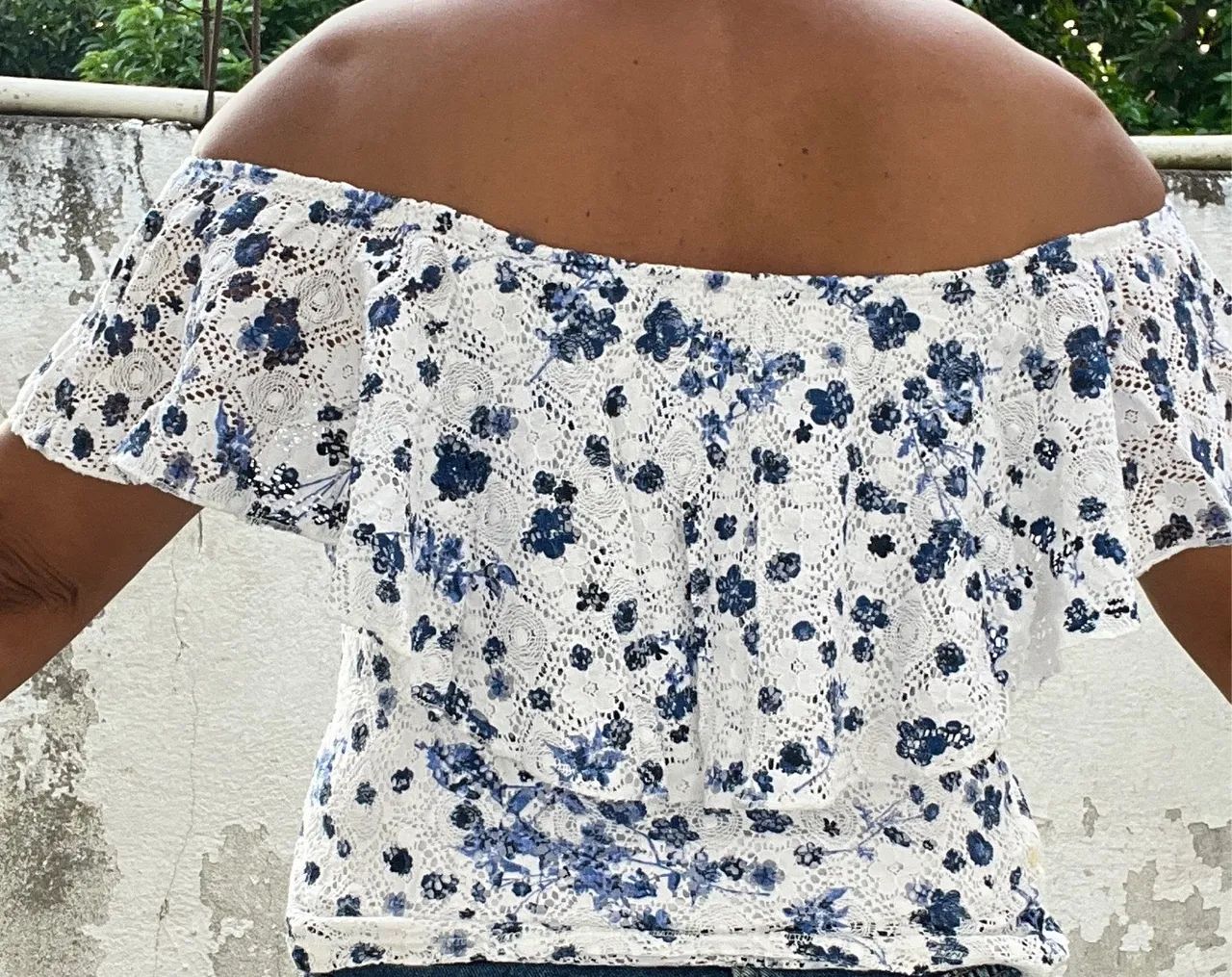 Blusa branca de renda com estampa floral - Foto 3