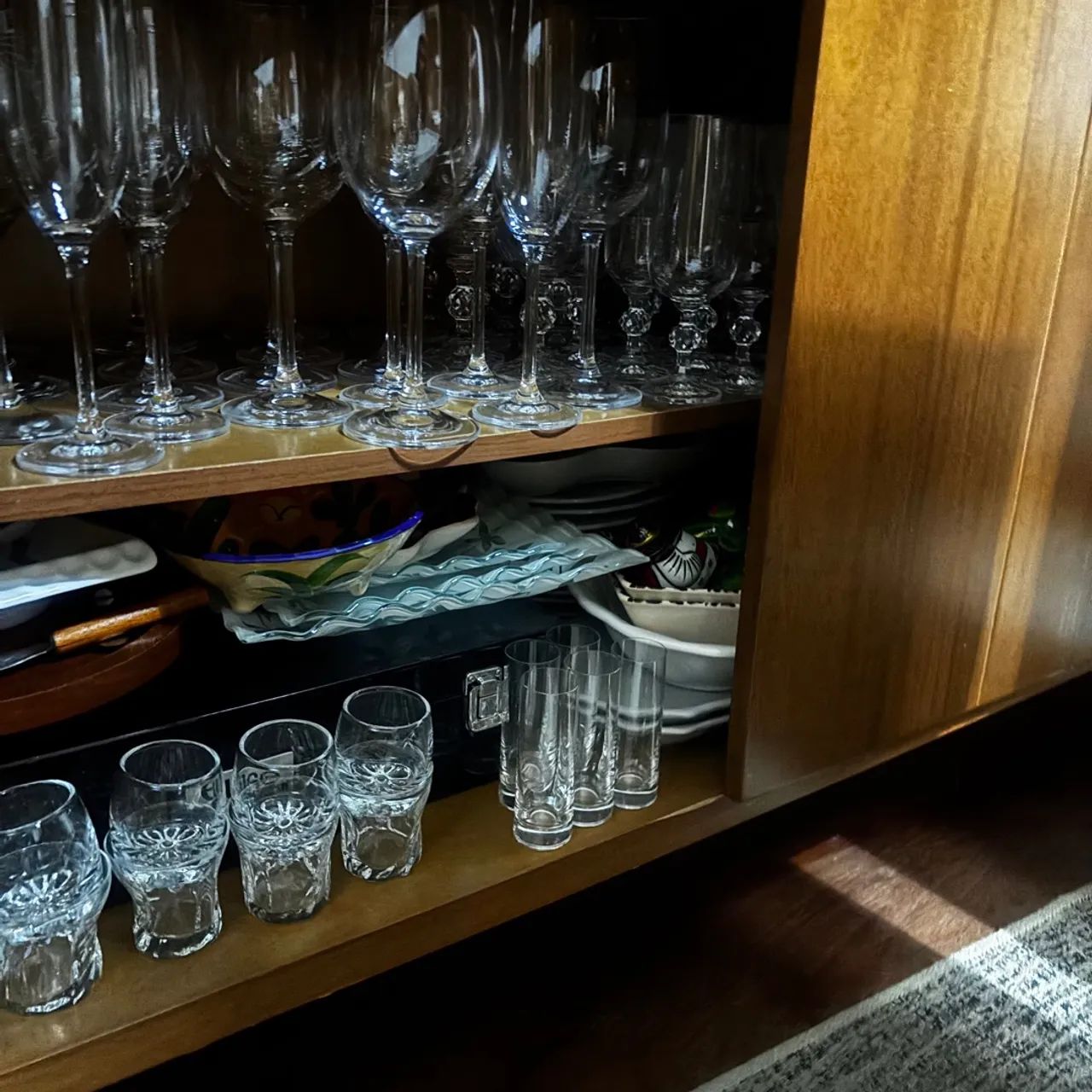 Mesa de jantar com 8 cadeiras E buffet com detalhe em pedras - Foto 2