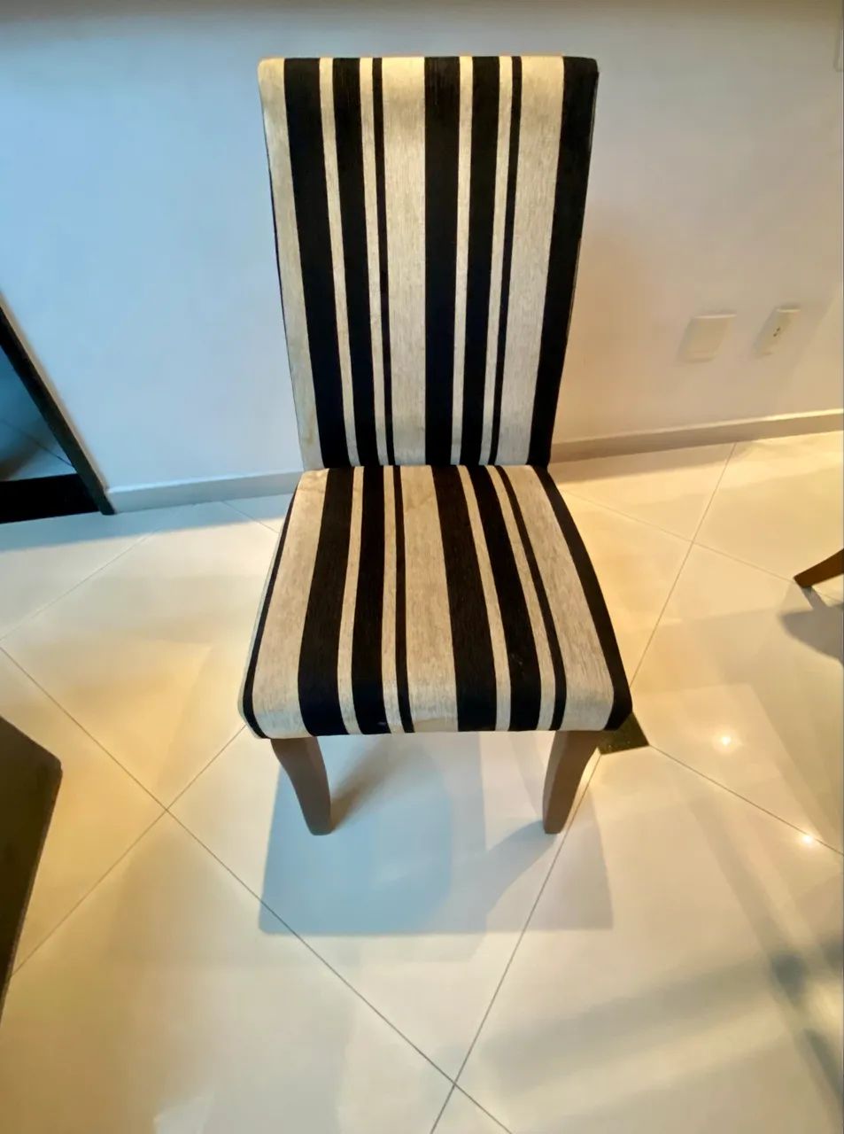 Mesa de 1,80 com seis cadeiras. - Foto 4