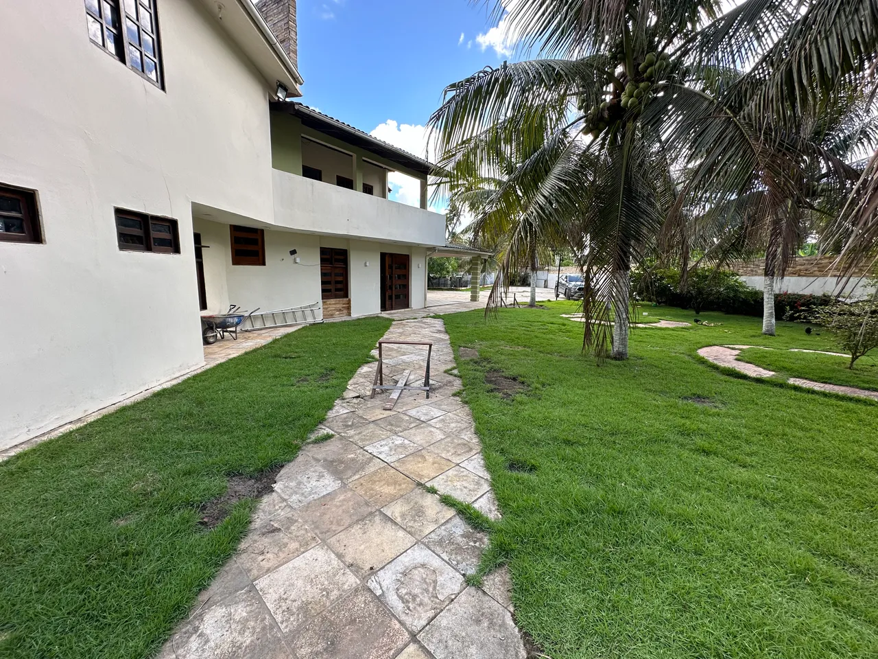 Casa super espaçosa para venda com 1650m2 com 4/4 sendo 03 suítes com Piscina e área gour