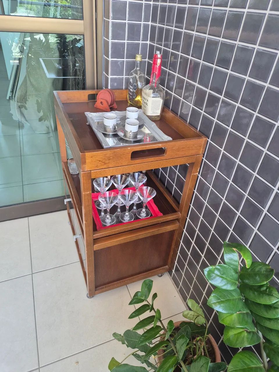 Bar em madeira com Bandeja e Gaveta - Foto 3