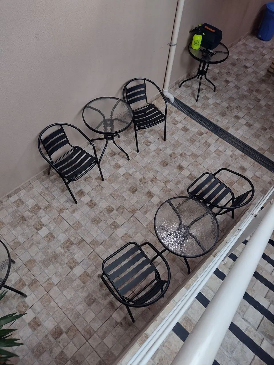 2 Conjuntos de Mesas e Cadeiras para Área Externa - Foto 2