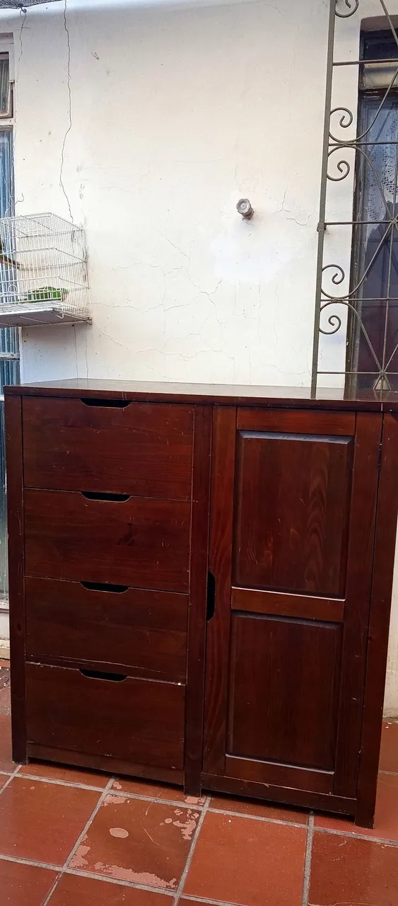 Armário de Madeira Escura com Gavetas e Porta