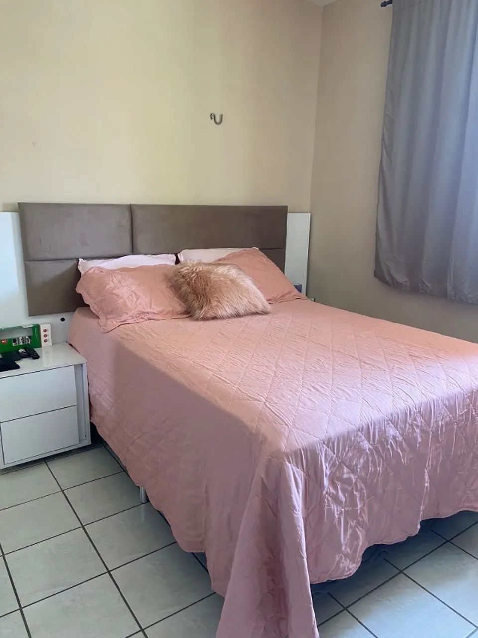 Cabeceira com criado mudo