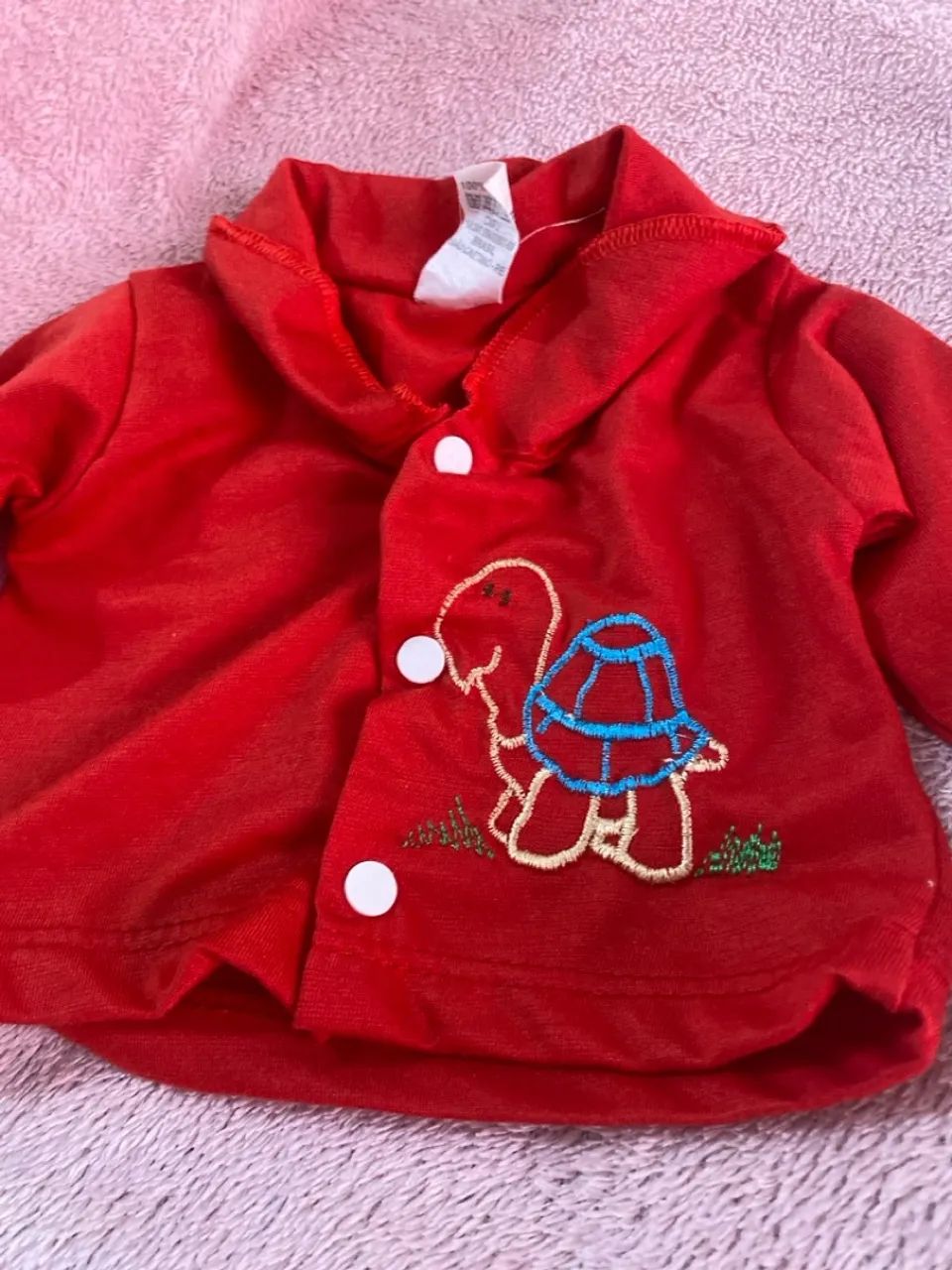 Blusa infantil vermelha com bordado de tartaruga