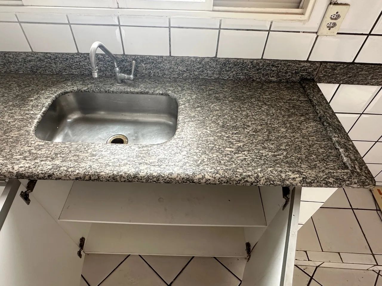 Pia de Cozinha Grande com armário embutido branco usado  - Foto 5