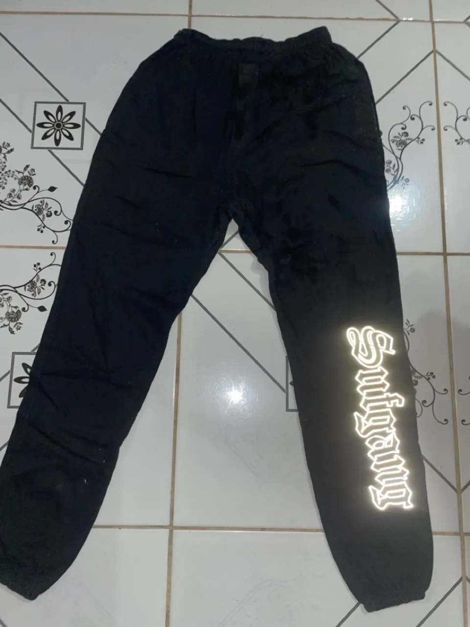 Calça de moletom preta com estampa refletiva