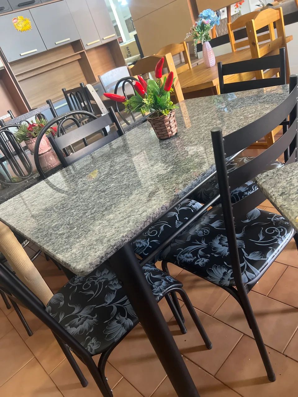 Mesa de Granito Com 04 Cadeiras Nova 