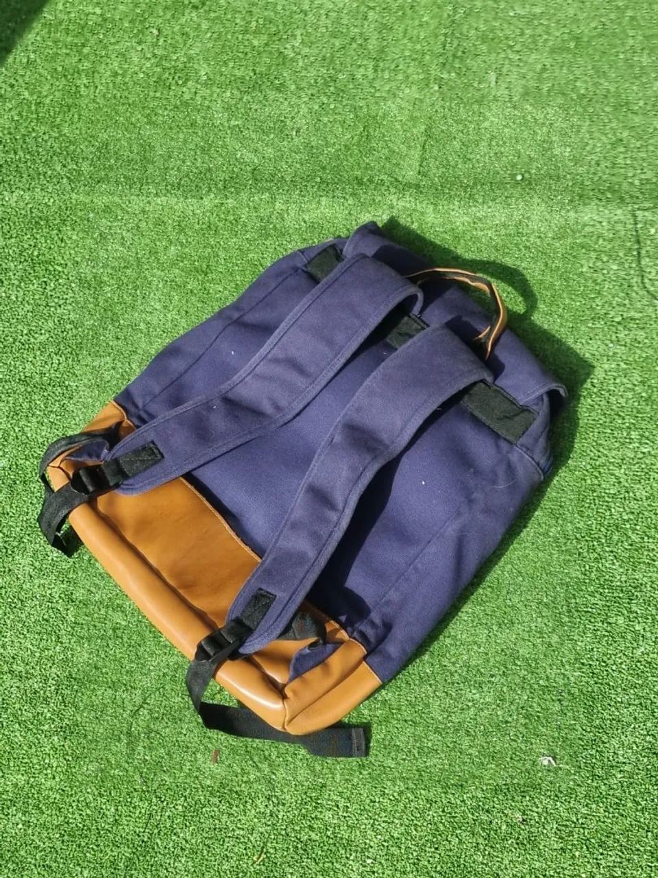 Mochila Azul com Detalhes em Couro - Estilo e Durabilidade - Foto 3