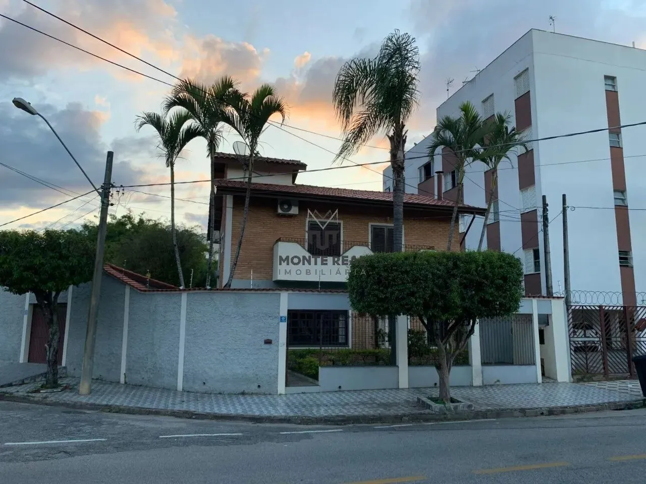 Monte Real Imobiliária | Casa Sobrada de Esquina no Bairro Trujillo para venda ou locação