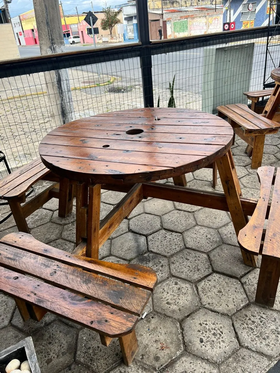 Conjunto de mesa e bancos de madeira rústica
