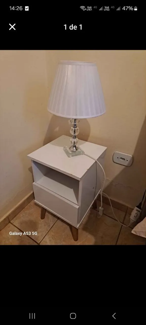 Mesa de cabeceira com luminária