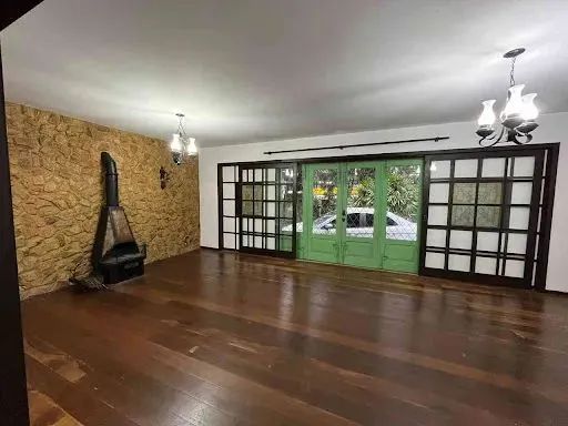 Ótima residência para locação na principal da Mosela