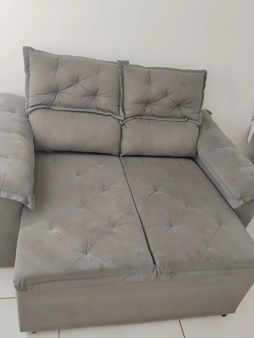 Sofá cinza 2 lugares com design moderno