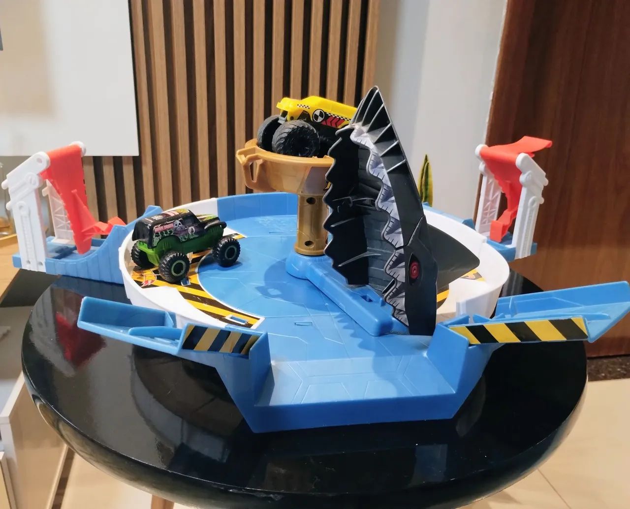 Lista hot Wheels com 2 Monsters trucks 