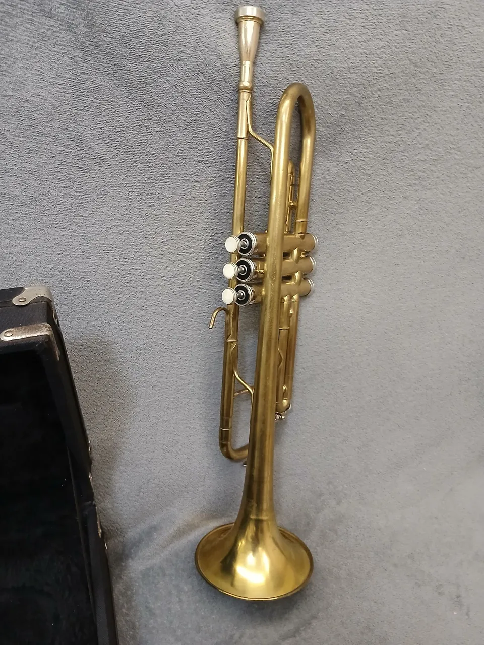 Trompete dourado em ótimo estado