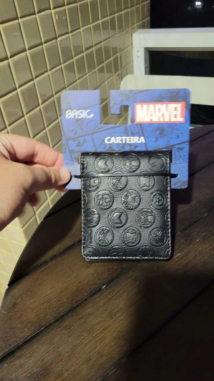 Carteira Marvel com símbolos em relevo