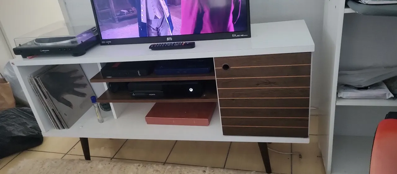 Móvel para TV com design retrô e prateleiras