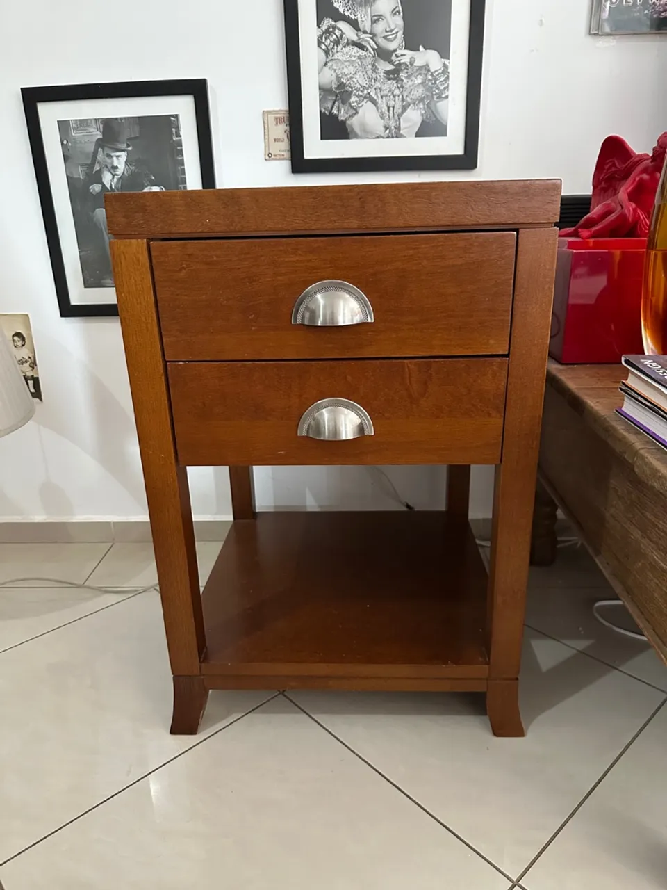 Mesa lateral alta Sierra modelo Beijing fabricada em peroba rosa com modernos puxadores