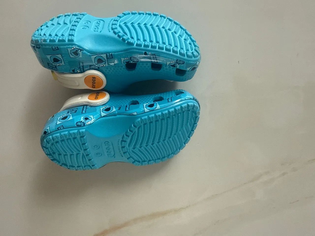 Sandálias Crocs Sesame Street Cookie Monster - Foto 3