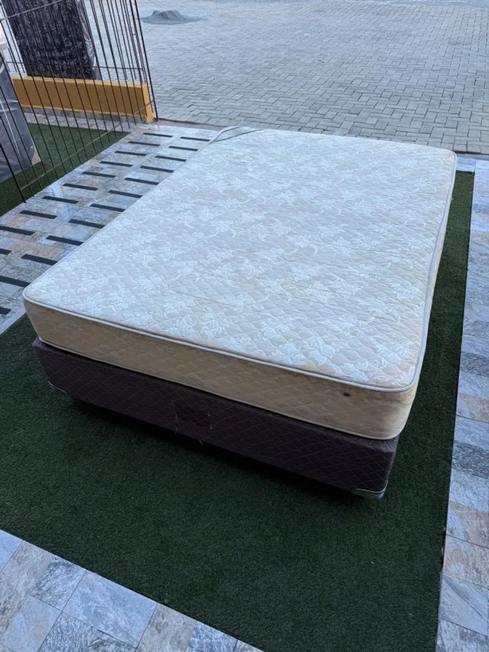Colchão de Casal USADO COM BASE - Entrego! 