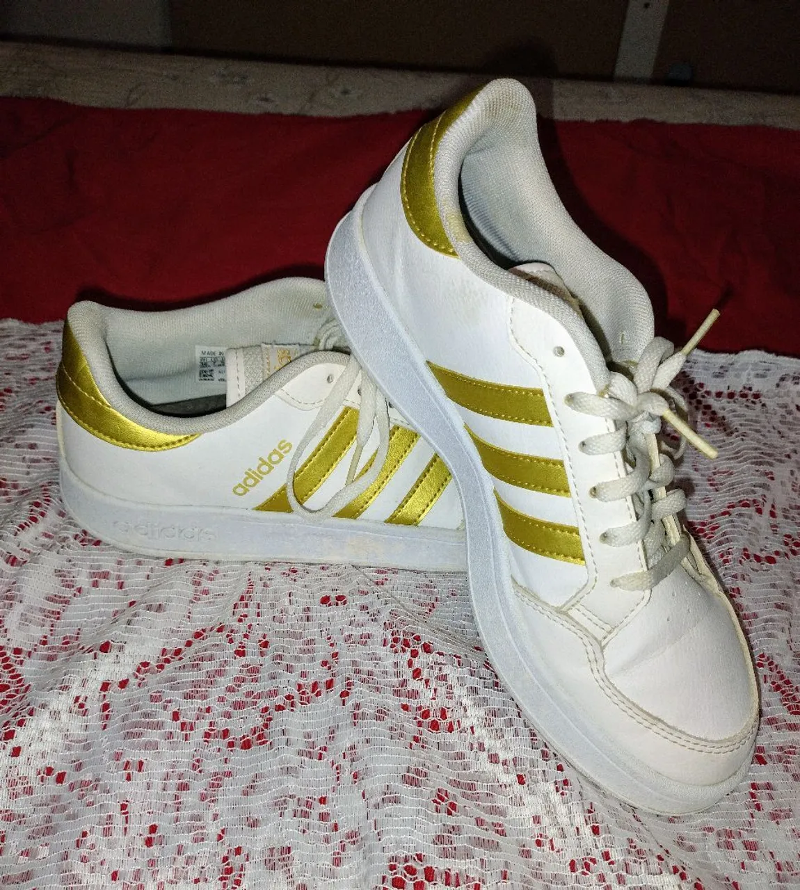 Tênis Adidas Branco com Detalhes Dourados