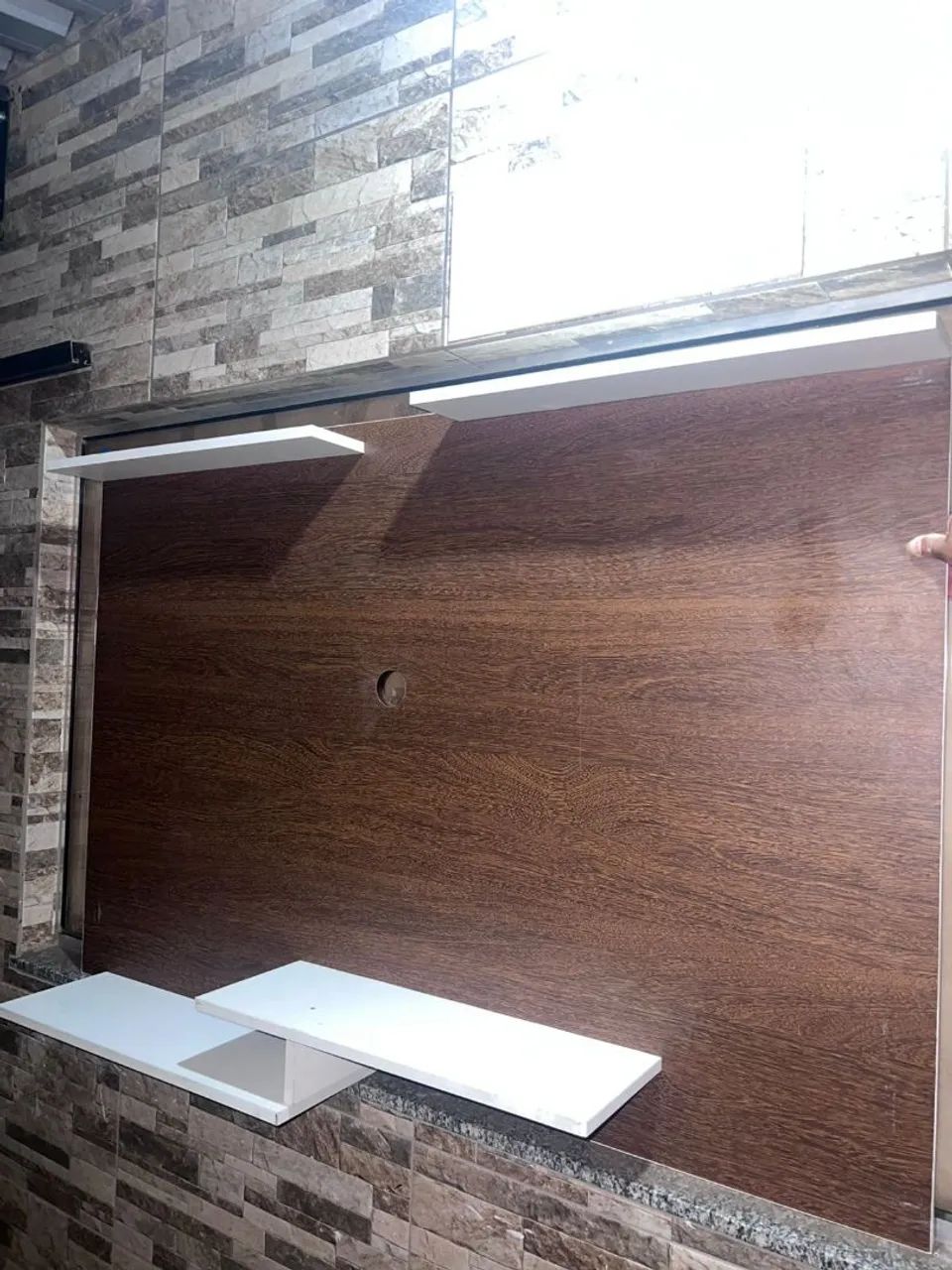 Painel para TV Amadeirado com Prateleiras